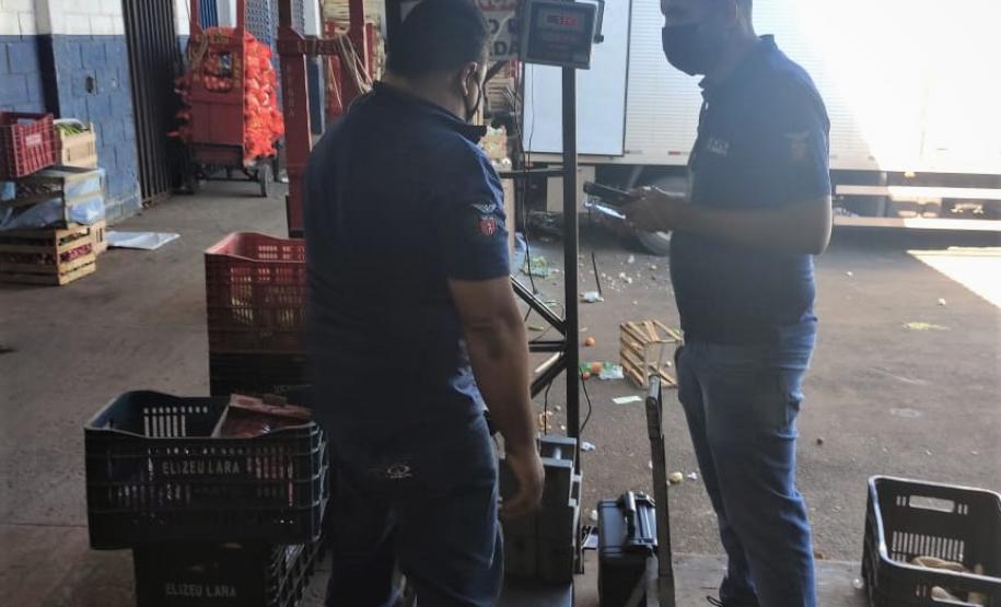 Equipe da REMAR verifica balanças do Ceasa de Maringá