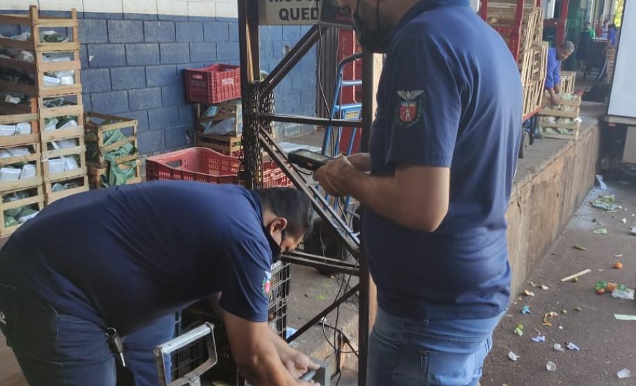 Equipe da REMAR verifica balanças do Ceasa de Maringá
