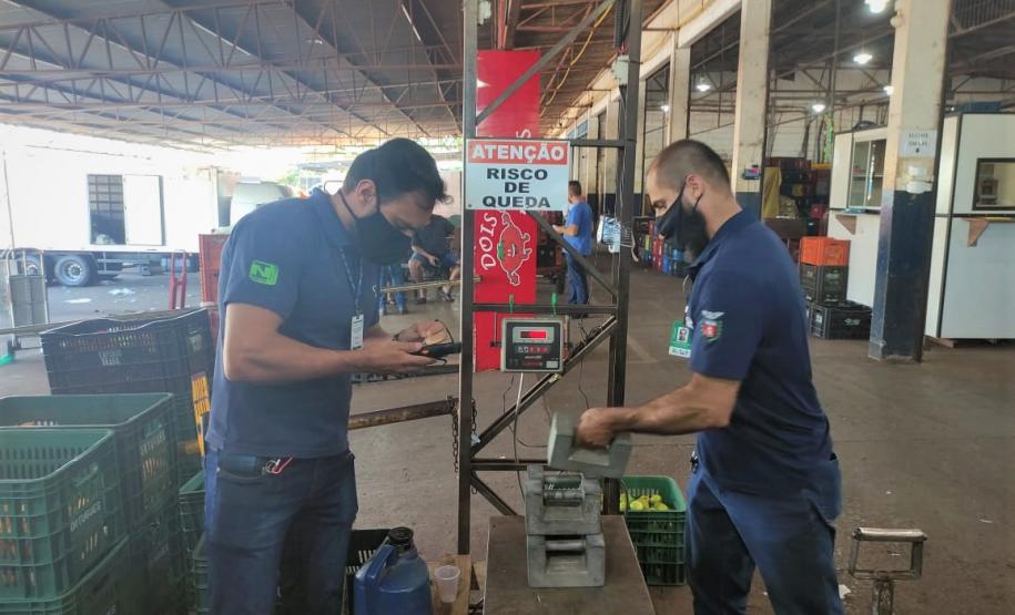 Equipe da REMAR verifica balanças do Ceasa de Maringá