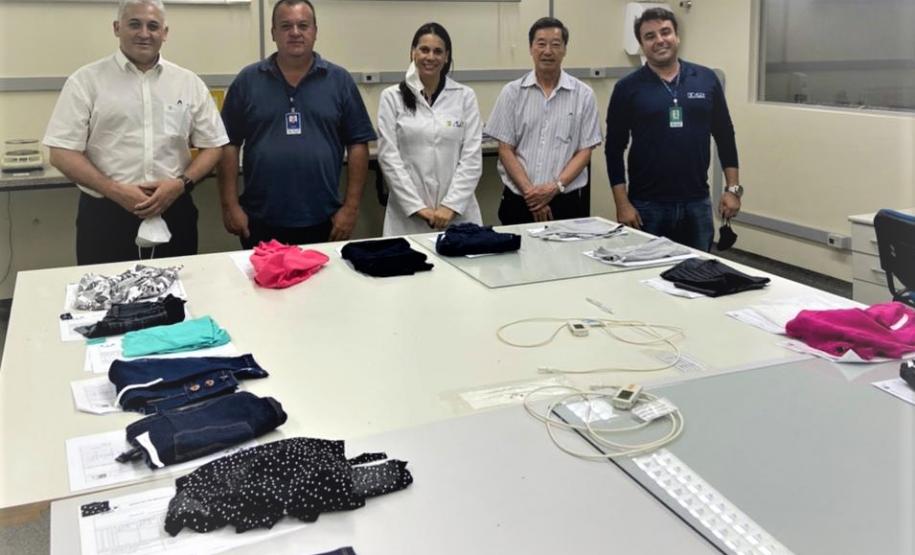 Ivo Lima e Shiniti Honda no Laboratório Têxtil de Londrina