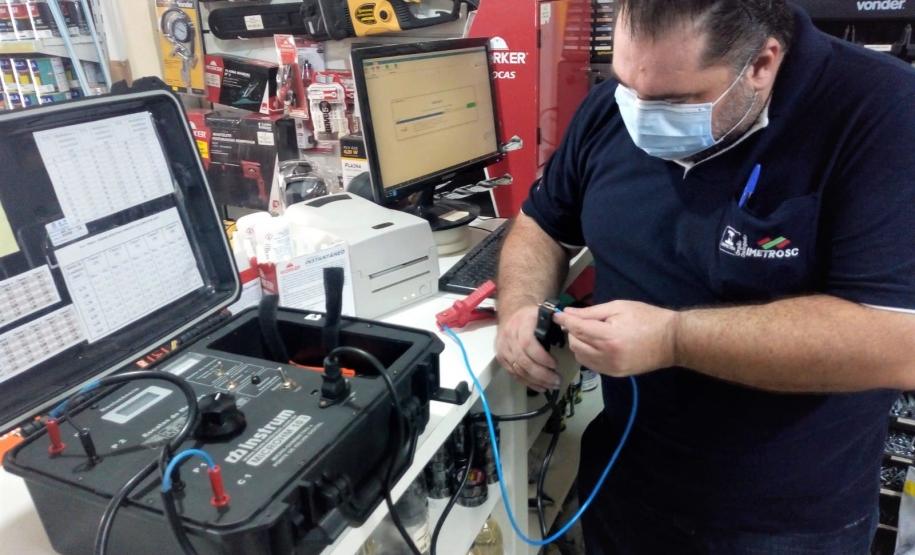 GEFIS ministra treinamento em microhmímetro para equipe do IMETRO/SC