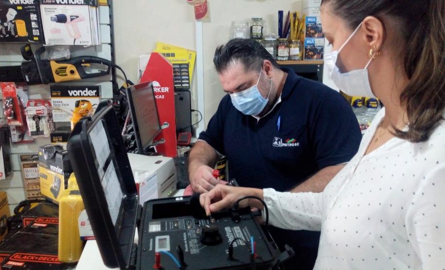 GEFIS ministra treinamento em microhmímetro para equipe do IMETRO/SC