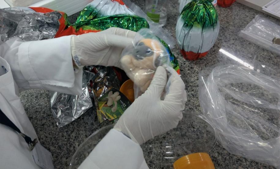 Testes de laboratório do IPEM-PR verificam peso de ovos de Páscoa