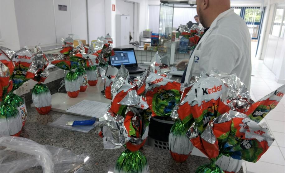 Testes de laboratório do IPEM-PR verificam peso de ovos de Páscoa