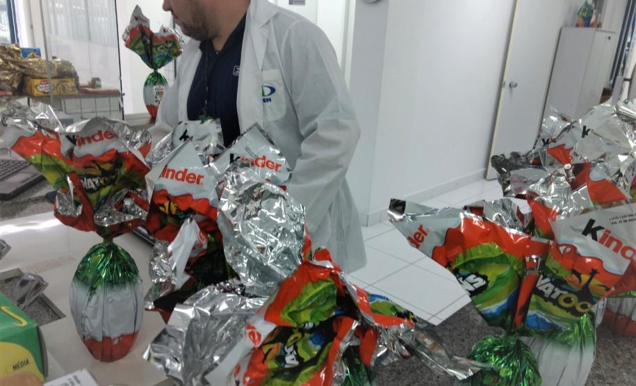 Testes de laboratório do IPEM-PR verificam peso de ovos de Páscoa