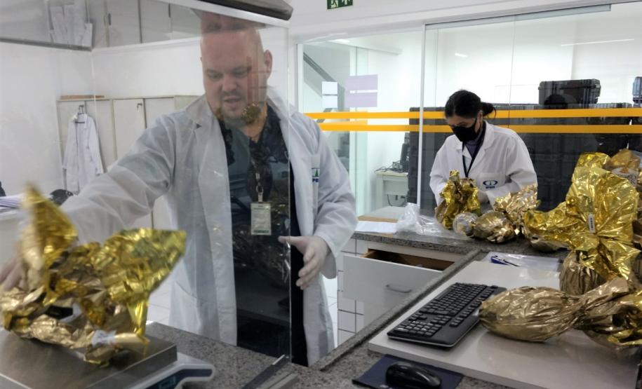 Testes de laboratório do IPEM-PR verificam peso de ovos de Páscoa