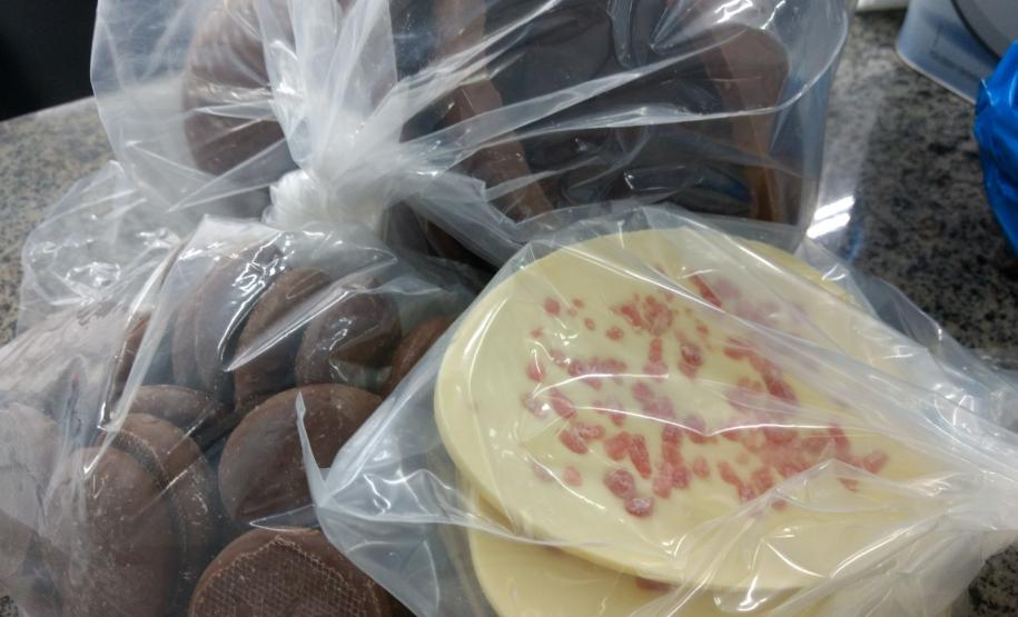 Testes de laboratório do IPEM-PR verificam peso de ovos de Páscoa