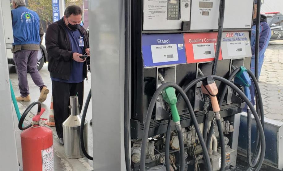 Operação conjunta com Ipem-PR, Delcon, ANP e Procon fiscalizam postos de combustíveis