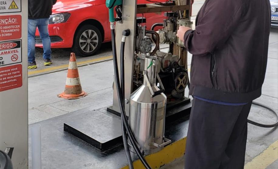 Operação conjunta com Ipem-PR, Delcon, ANP e Procon fiscalizam postos de combustíveis