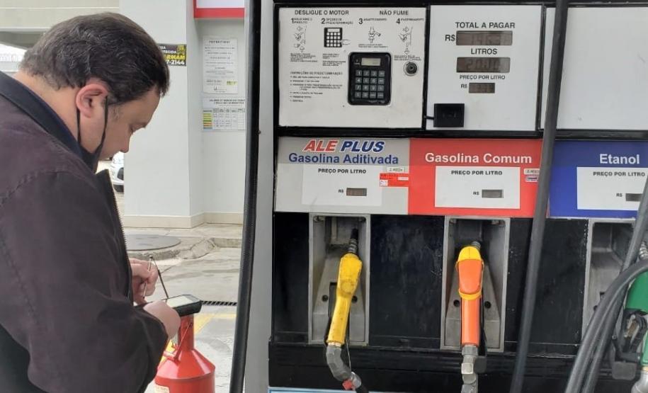 Operação conjunta com Ipem-PR, Delcon, ANP e Procon fiscalizam postos de combustíveis