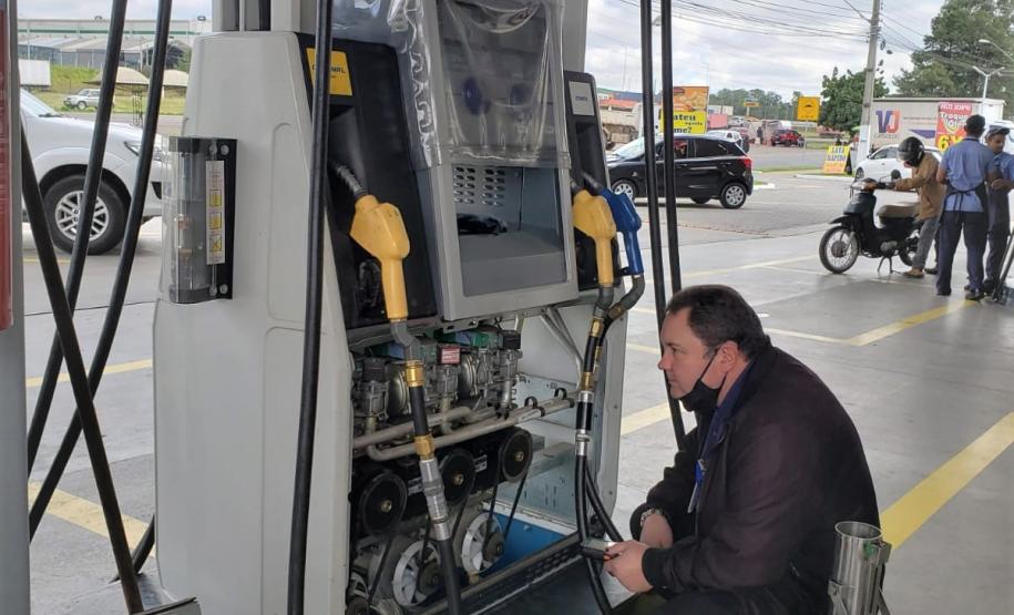 Operação conjunta com Ipem-PR, Delcon, ANP e Procon fiscalizam postos de combustíveis