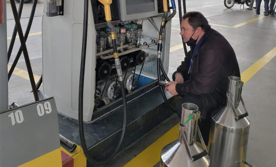 Operação conjunta com Ipem-PR, Delcon, ANP e Procon fiscalizam postos de combustíveis