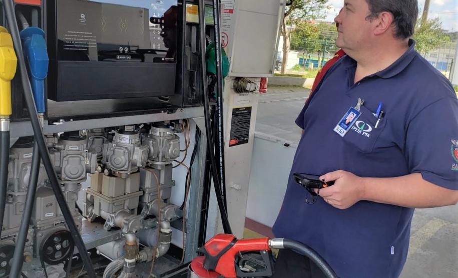 Operação conjunta com Ipem-PR, Delcon, ANP e Procon fiscalizam postos de combustíveis