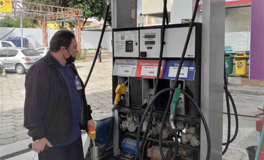 Operação conjunta com Ipem-PR, Delcon, ANP e Procon fiscalizam postos de combustíveis