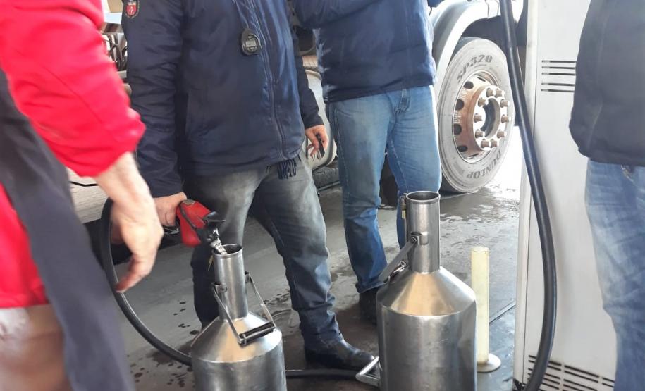 Fiscalização conjunta verifica bombas de combustíveis em Guarapuava e Irati