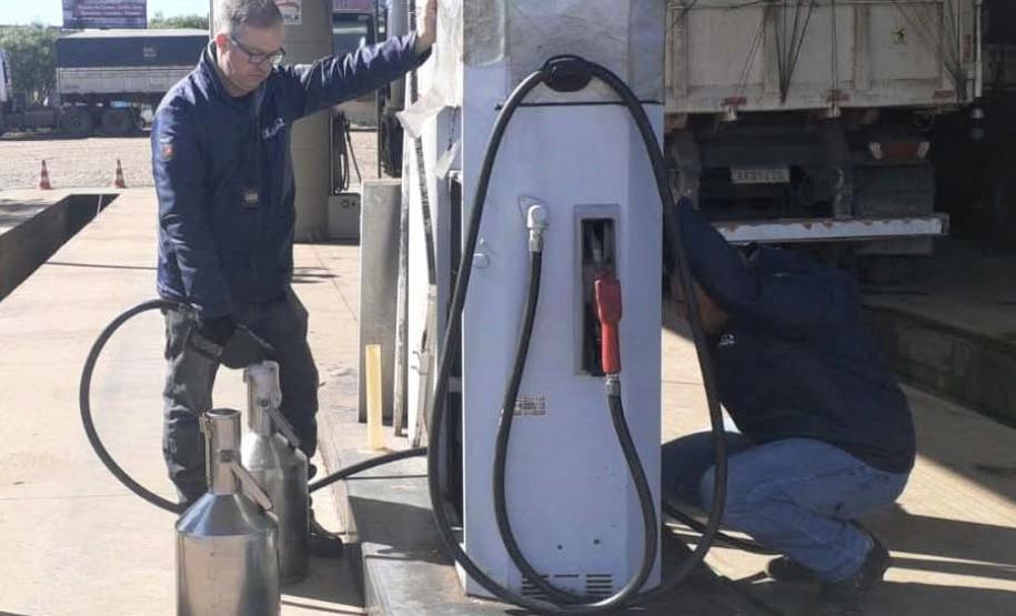 Fiscalização conjunta verifica bombas de combustíveis em Guarapuava e Irati