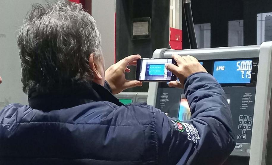 Fiscalização conjunta verifica bombas de combustíveis em Guarapuava e Irati