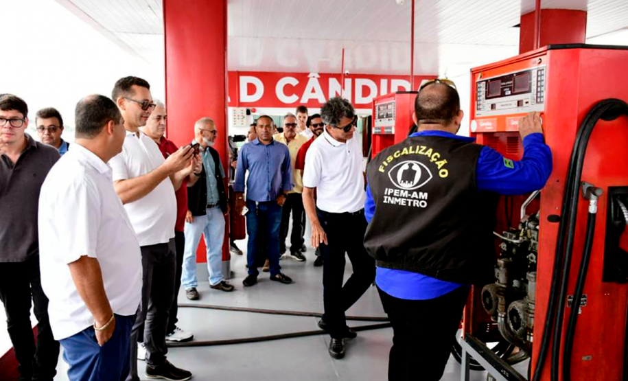 Na foto estão várias pessoas fazendo a fiscalização do posto de combustíveis flutuante em Manaus, no Amazonas.