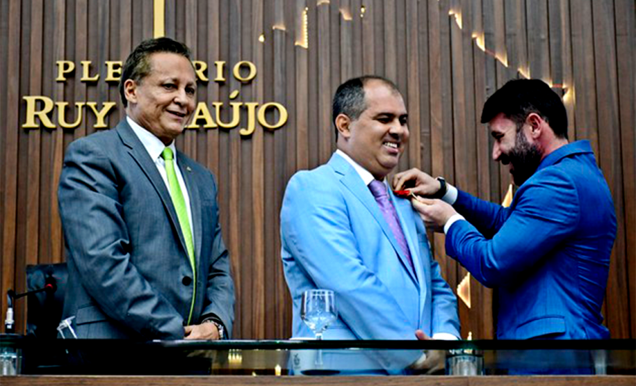 O presidente do INMETRO recebe a medalha Ruy Barbosa.