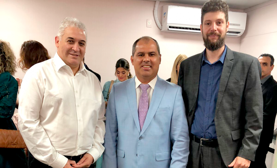 Na foto estão, da direita para a esquerda, o Presidente do IPEM/PR, Dr. Cesar Mello, o presidente do INMETRO e o diretor administrativo-financeiro, Ivo Ericsson.