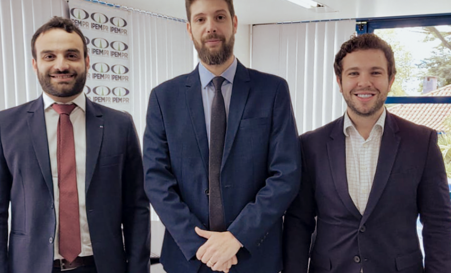 Da esquerda para a direita: Christiano Puppi, o novo presidente do Ipem/PR, Dr. Cesar Mello e Nassim Ventura Bacila