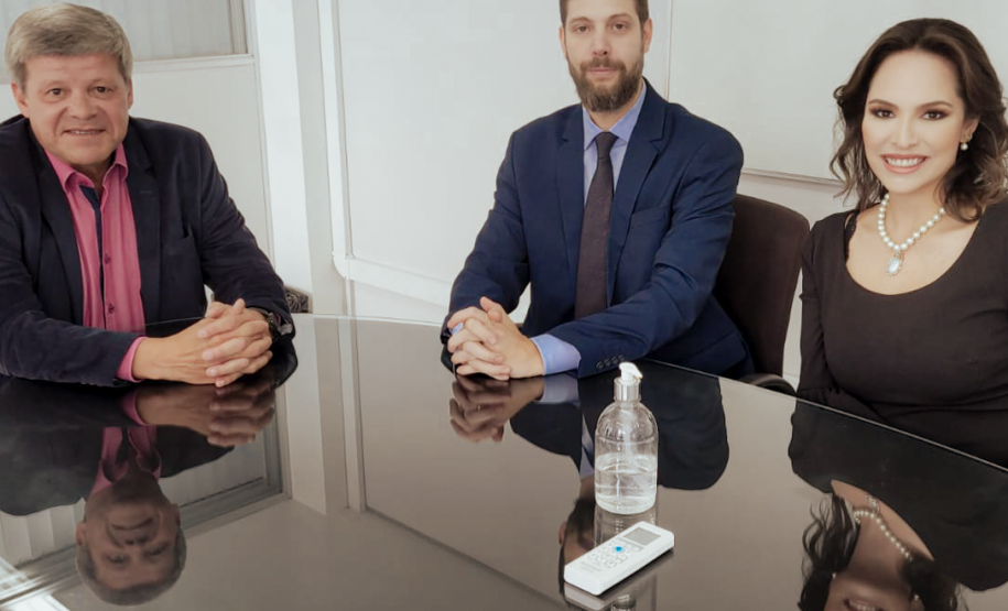 Da esquerda para a direita: O ex-presidente do Ipem, Rogério Moletta, o novo presidente do Ipem, Dr. Cesar Mello e a deputada estadual Maria Vitória.