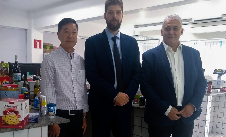 Dr. Cesar Mello conhece os laboratórios do Ipem/PR