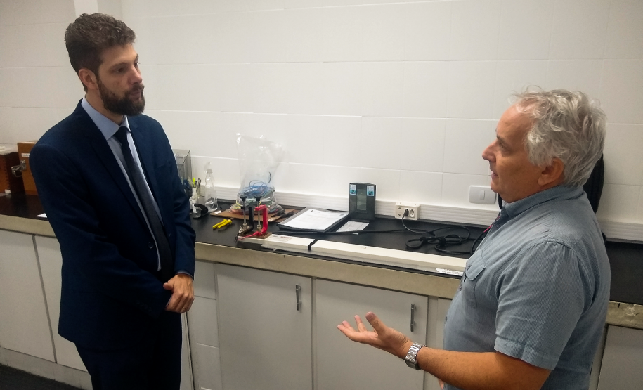Dr. Cesar Mello conhece os laboratórios do Ipem/PR