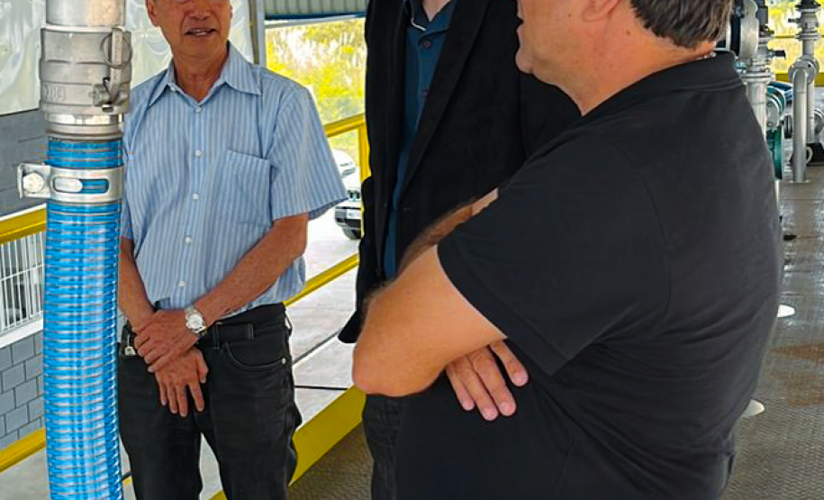 O Presidente Dr. Cesar Mello confere as instalações juntamente com Shiniti Honda e Michel A. Ravazi, Diretor de metrologia e qualidade, e gerente da regional de Maringá, respectivamente.