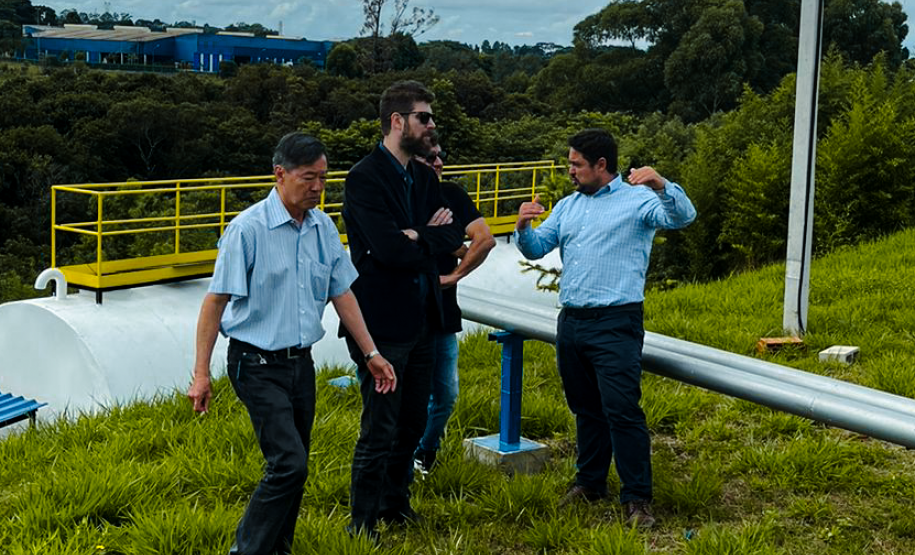 O Presidente do IPEM/PR conversa com o Engenheiro Thiago Augusto de Faria, da regional de Maringá, e com o Diretor de metrologia e qualidade do IPEM/PR