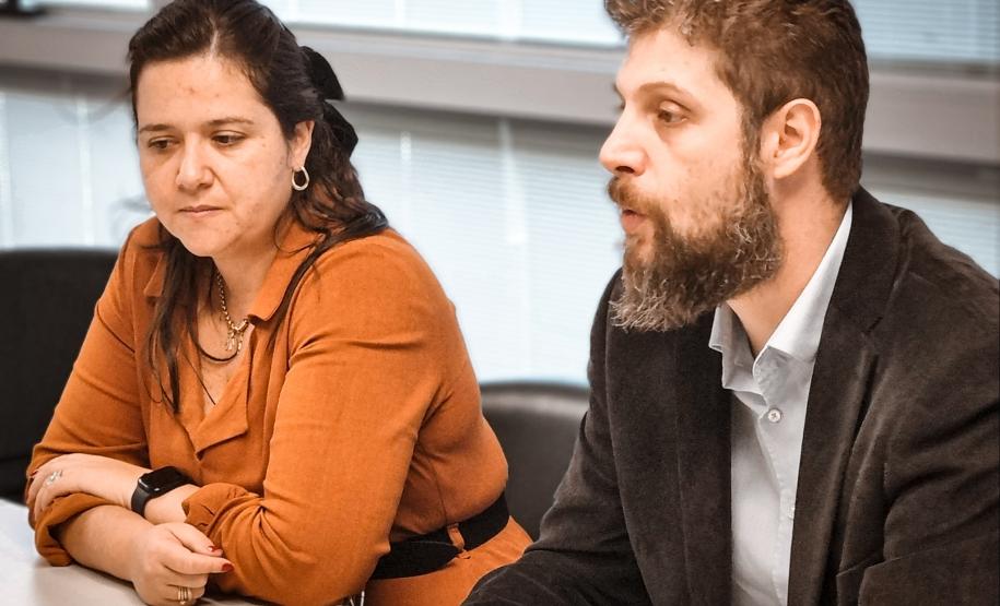 Na foto estão o Presidente, Dr. Cesar Mello e sua assessora, Dra. Ligia Brito.