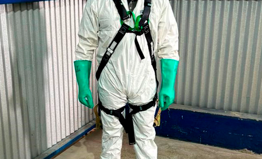 Funcionário em inspeção de EPI