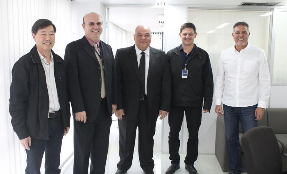 Participantes do Sindicato da Indústria de Artefatos de Borracha do Paraná apresentam reivindicação ao presidente do Ipem-PR