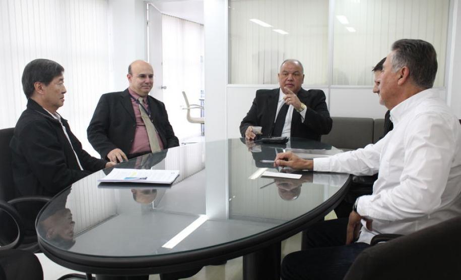 Participantes do Sindicato da Indústria de Artefatos de Borracha do Paraná apresentam reivindicação ao presidente do Ipem-PR