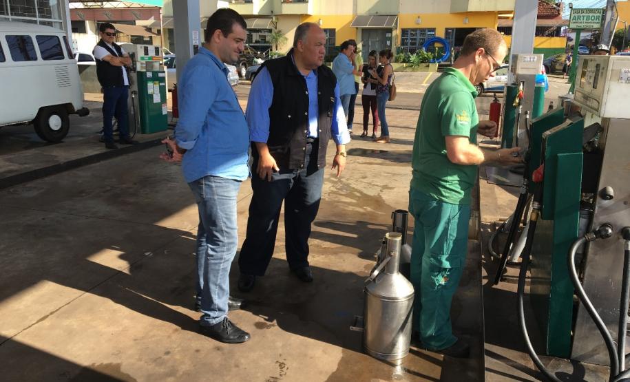 Oliveira participa de fiscalização em posto de combustível em Londrina