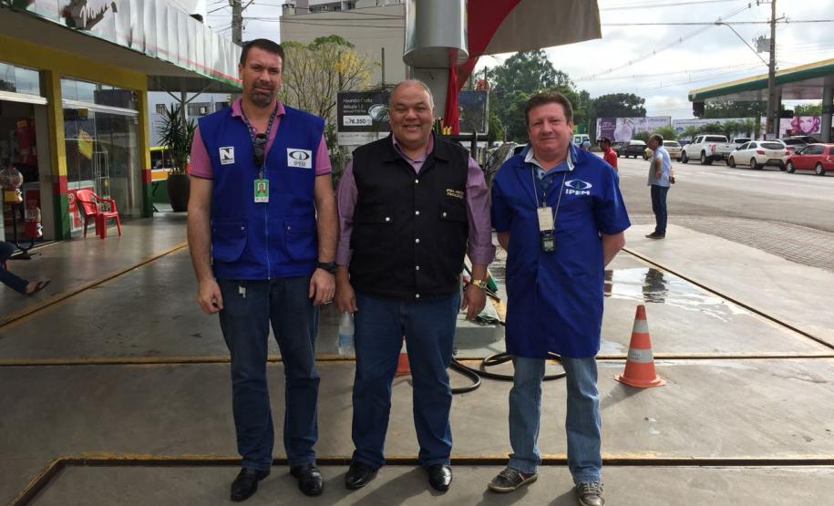 2018 03 08 FB Fiscalização em bombas de combustíveis com agentes do Ipem-PR
