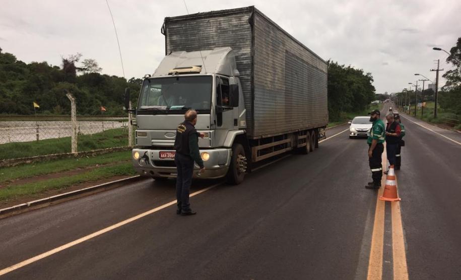 Fiscais da Regional de Cascavel fiscalizam cronotacógrafos