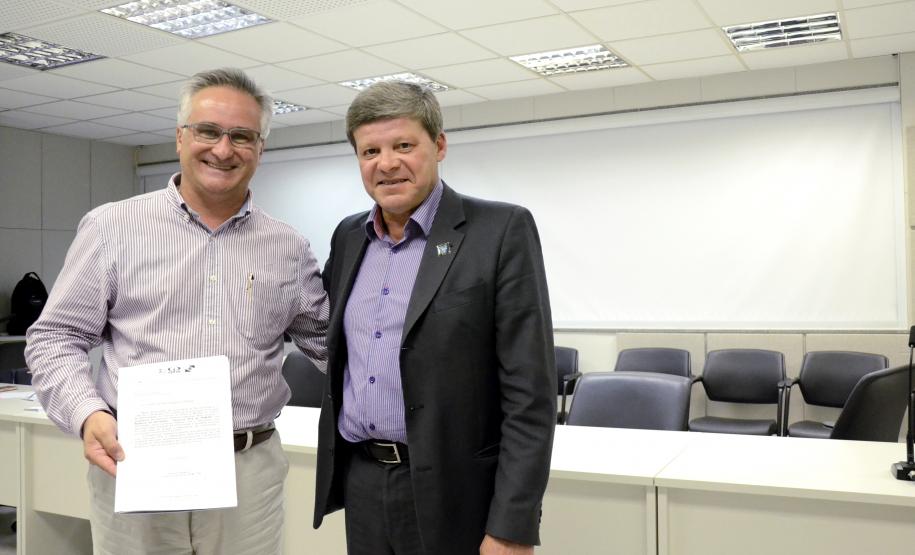 Conselho de Administração do IPEM/PR é instaurado em primeira reunião! Diretor Rogério Moletta entrega Relatório de Atividades ao representante da Fecomércio