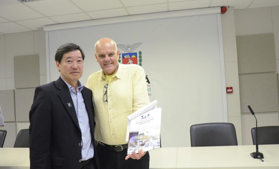 Conselho de Administração do IPEM/PR é instaurado em primeira reunião! Diretor Shiniti Honda entrega Relatório de Atividades ao Diretor da Secretaria de Ciência e Tecnologia