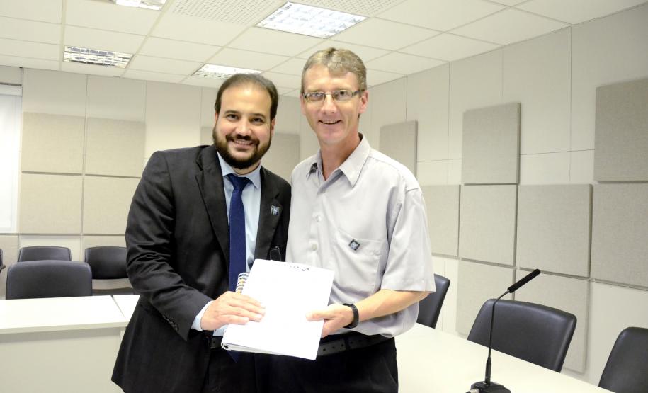 Conselho de Administração do IPEM/PR é instaurado em primeira reunião! Secretário Salvadori entrega Relatório de Atividades ao representante da FIEP