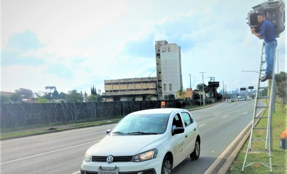 Verificação do radar fixo localizado na Linha Verde esquina com Rua Anne Frank, em Curitiba