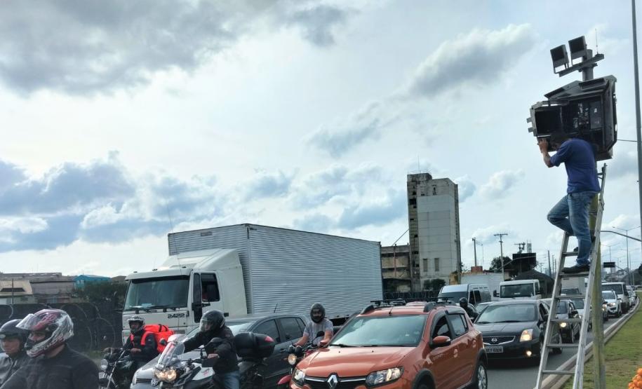 Verificação do radar fixo localizado na Linha Verde esquina com Rua Anne Frank, em Curitiba