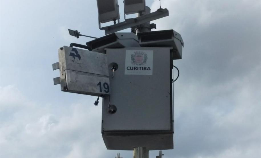 Verificação do radar fixo localizado na Linha Verde esquina com Rua Anne Frank, em Curitiba