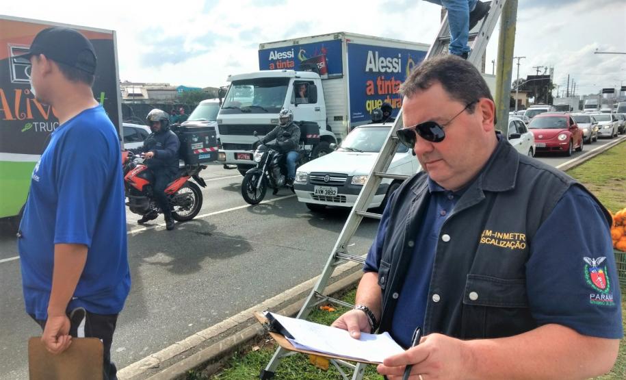 Verificação do radar fixo localizado na Linha Verde esquina com Rua Anne Frank, em Curitiba