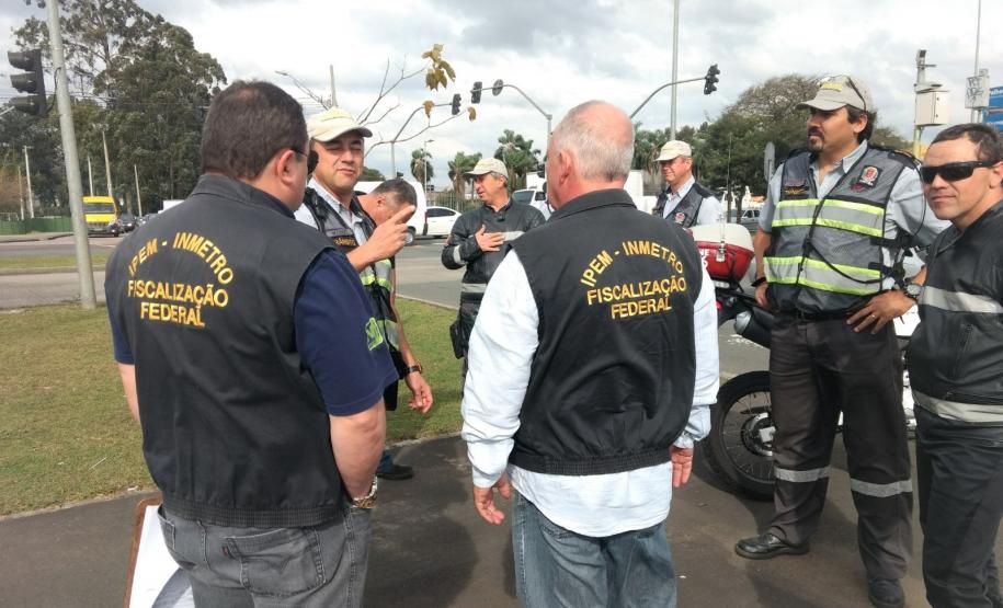 Verificação do radar fixo localizado na Linha Verde esquina com Rua Anne Frank, em Curitiba