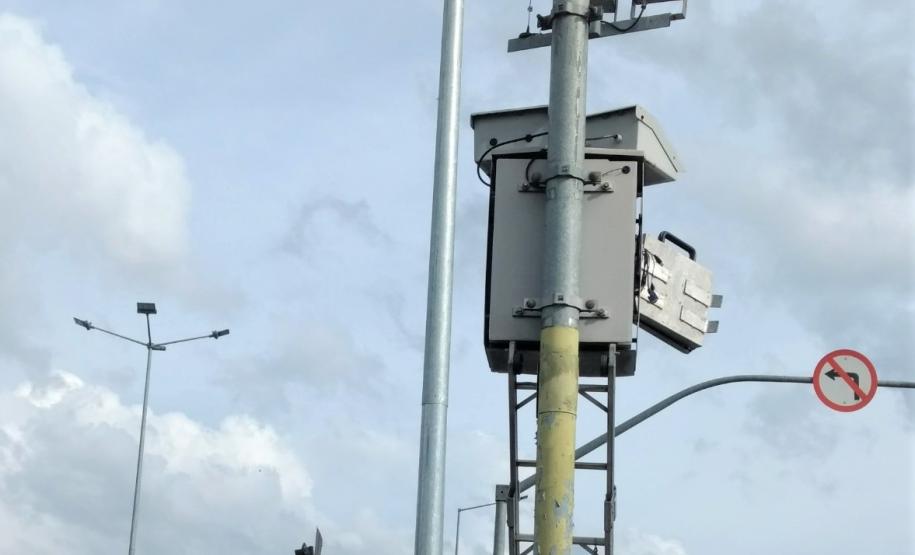 Verificação do radar fixo localizado na Linha Verde esquina com Rua Anne Frank, em Curitiba