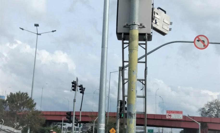 Verificação do radar fixo localizado na Linha Verde esquina com Rua Anne Frank, em Curitiba