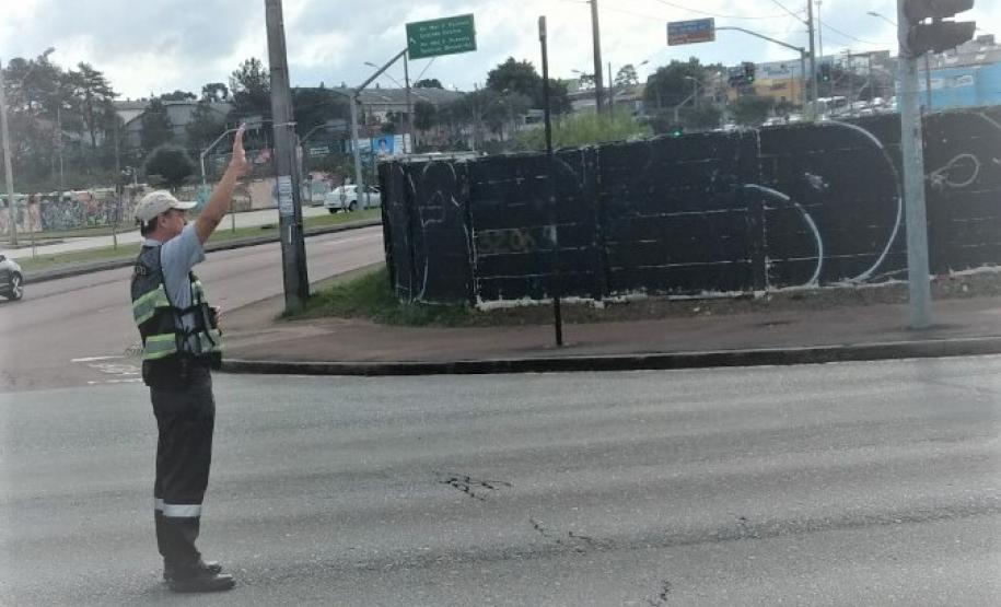 Verificação do radar fixo localizado na Linha Verde esquina com Rua Anne Frank, em Curitiba