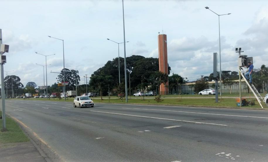 Verificação do radar fixo localizado na Linha Verde esquina com Rua Anne Frank, em Curitiba