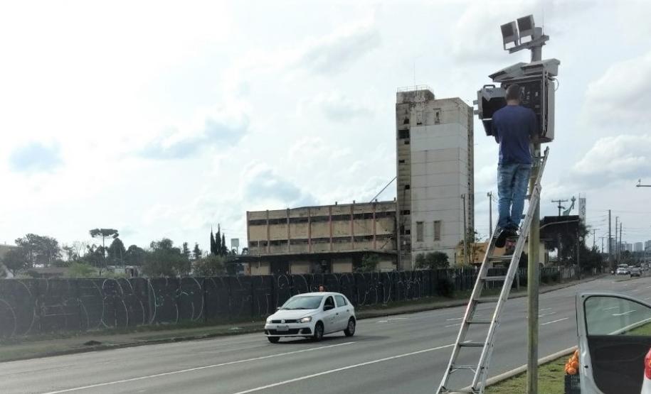 Verificação do radar fixo localizado na Linha Verde esquina com Rua Anne Frank, em Curitiba
